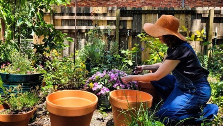 8 Best Gardening Hats for Men and Women – Stay Cool!
