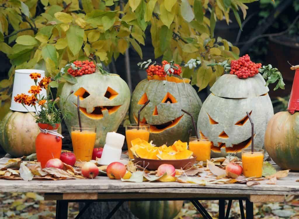 A gorgeous display of Halloween pumpkin faces!