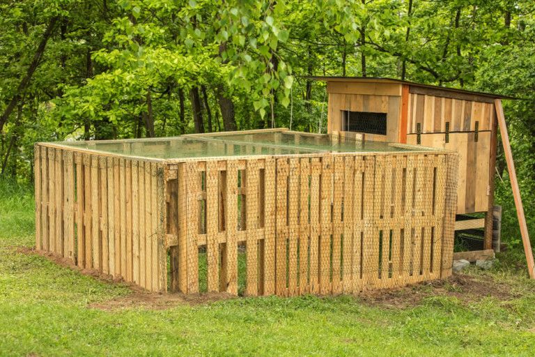 23 DIY Pallet Chicken Coop Plans! [Free Coop Plans and Ideas!]