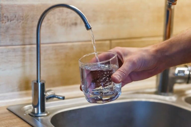 How to Dechlorinate Tap Water for Free and at Home! [6 Ways]