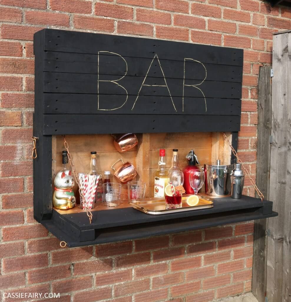 Beautiful DIY pallet bar room for backyard parties and summer fun.